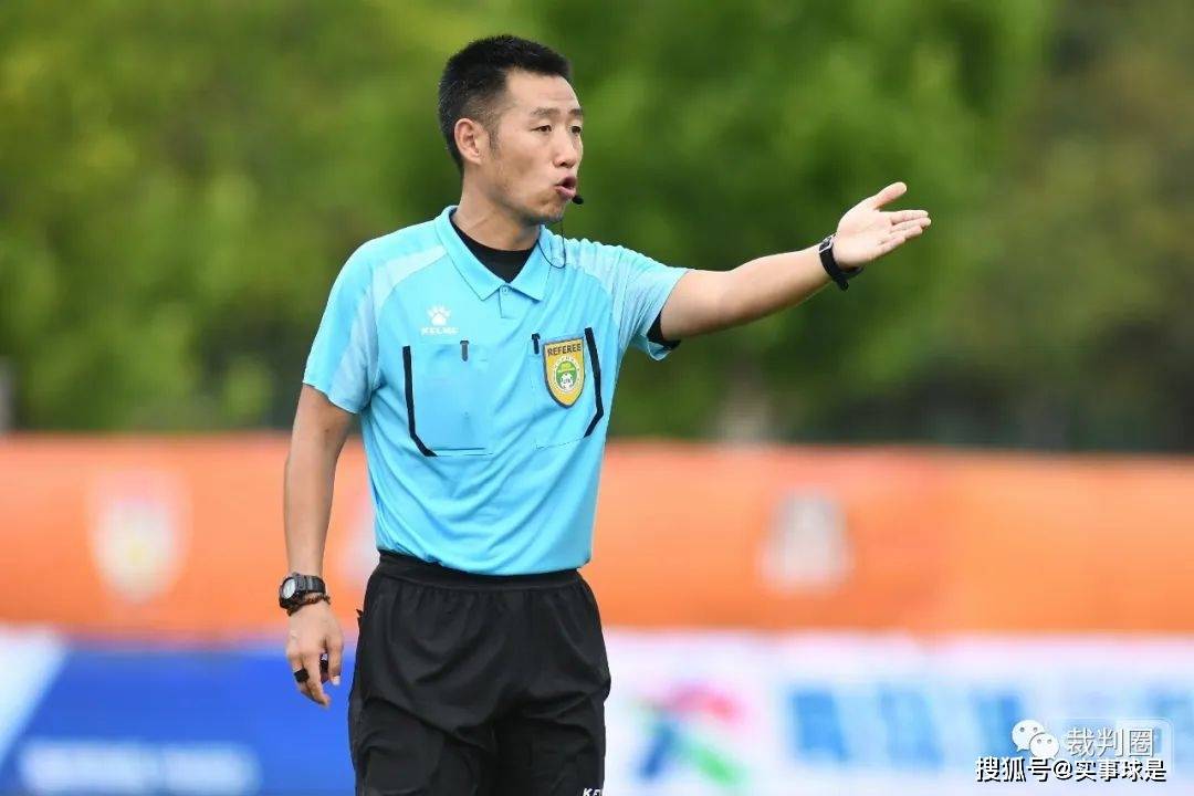 包含中超主裁因判罚受争议，网友热议裁判水平的词条