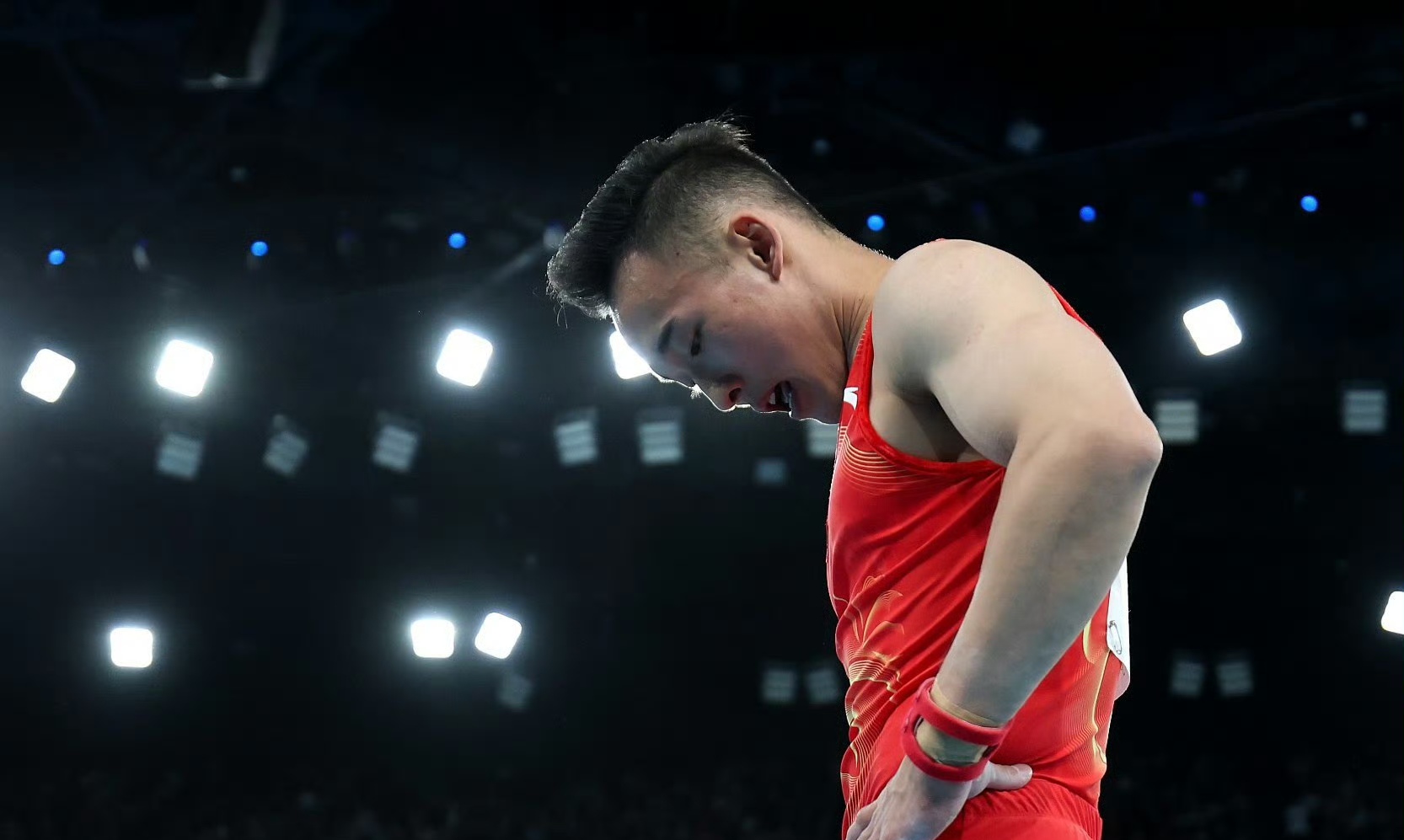 关于球场辉煌赛事,全情投入的运动员的信息 关于球场辉煌赛事,全情投入的运动员的信息