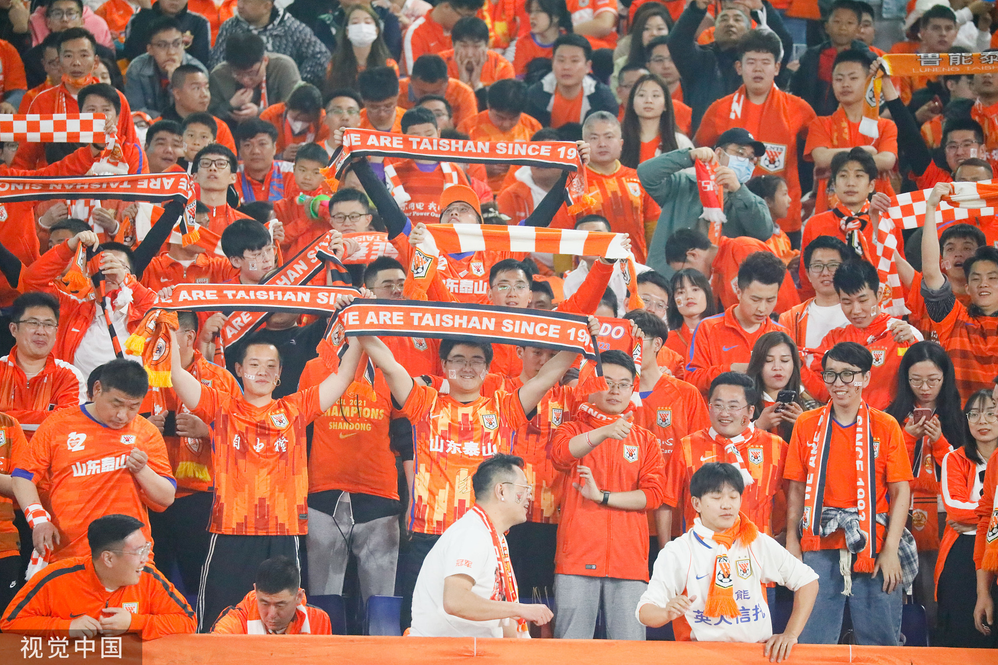 激烈角逐现场:球迷气氛火爆燃爆的简单介绍 激烈角逐现场:球迷气氛火爆燃爆的简单介绍