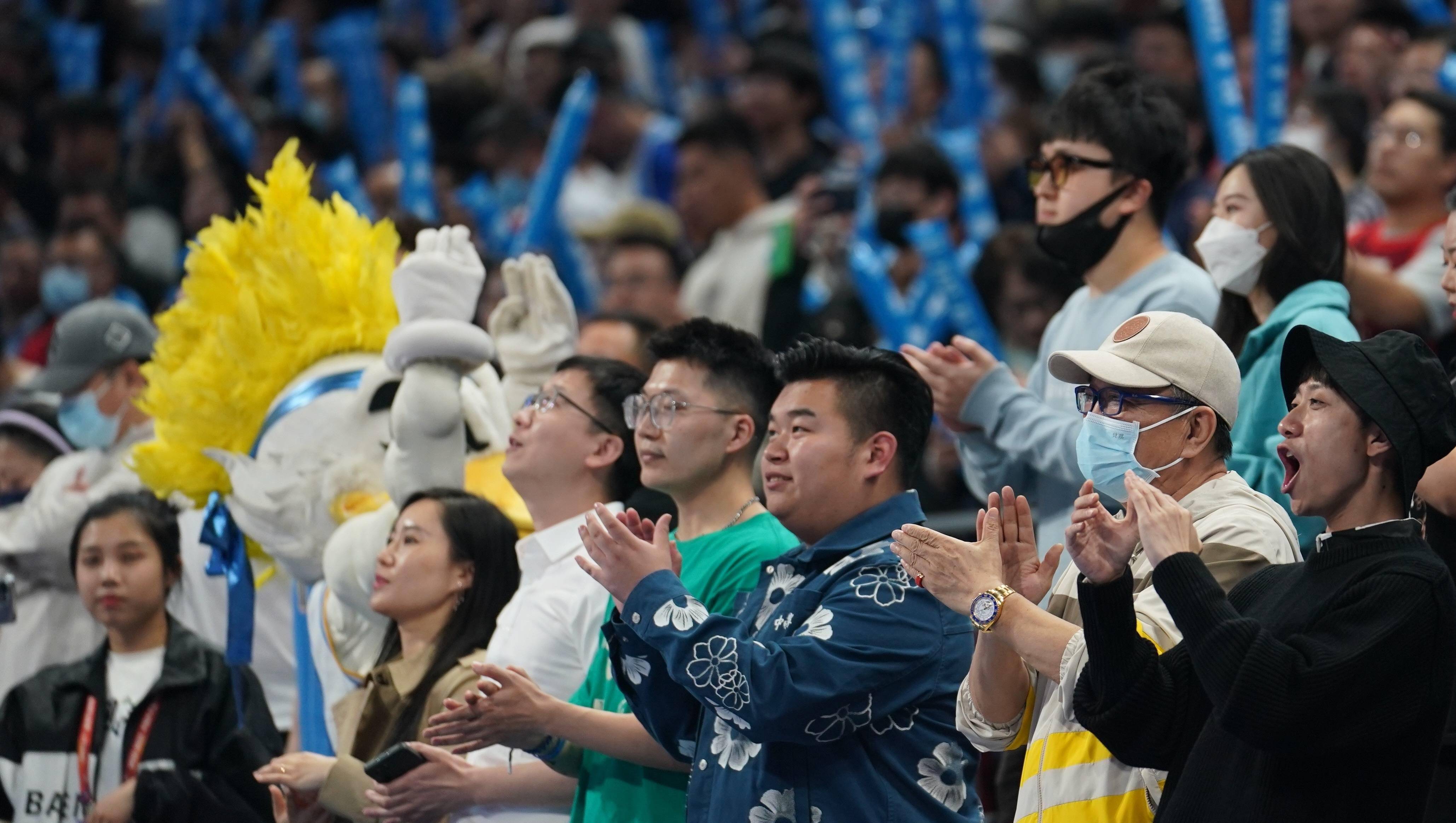 激烈角逐现场:球迷气氛火爆燃爆的简单介绍 激烈角逐现场:球迷气氛火爆燃爆的简单介绍