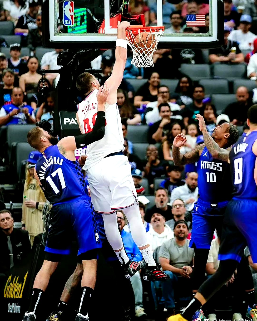 浓眉暴扣狂接侧扣,浓眉裁判燃快船主场 浓眉暴扣狂接侧扣,浓眉裁判燃快船主场