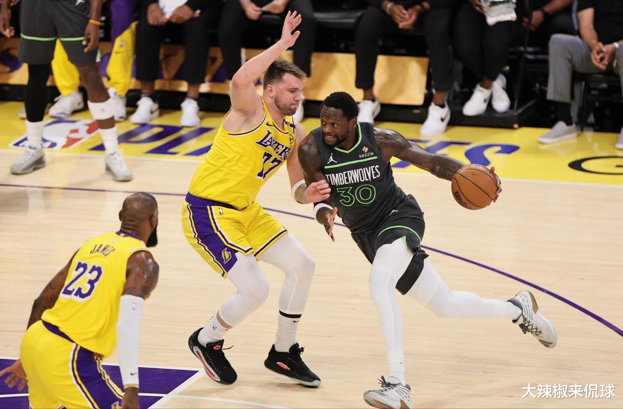 浓眉暴扣狂接侧扣,浓眉裁判燃快船主场 浓眉暴扣狂接侧扣,浓眉裁判燃快船主场