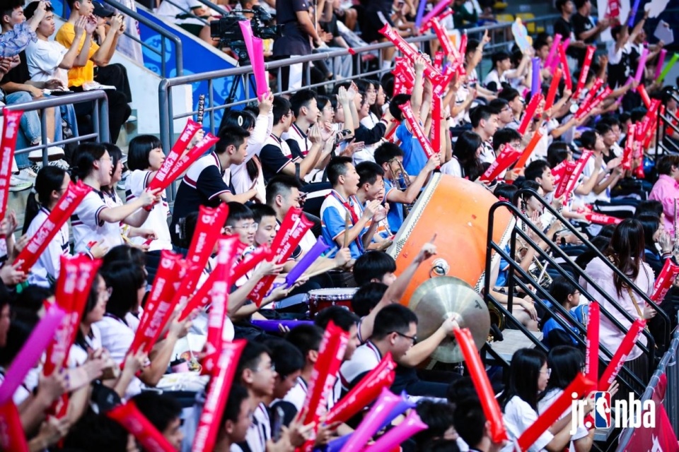 现场观众热情高涨，为自己支持的球队呐喊助威的简单介绍