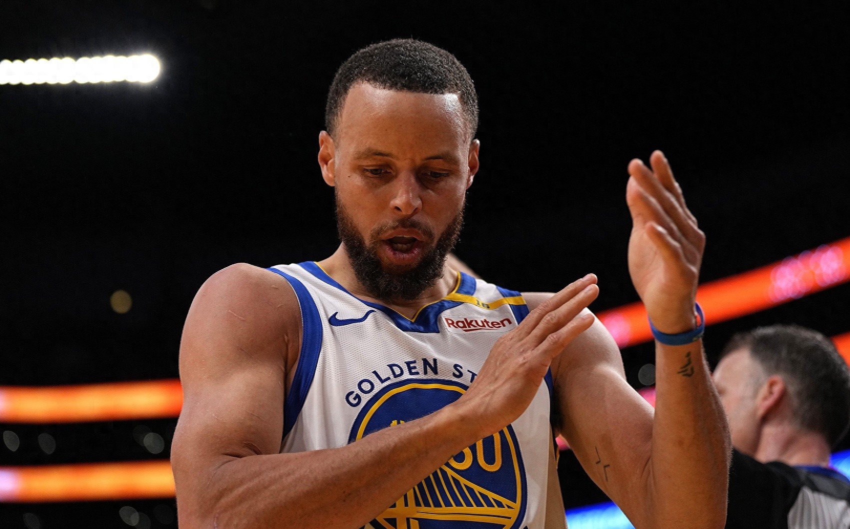 篮球巨星接受专访,分享比赛心得的简单介绍 篮球巨星接受专访,分享比赛心得的简单介绍