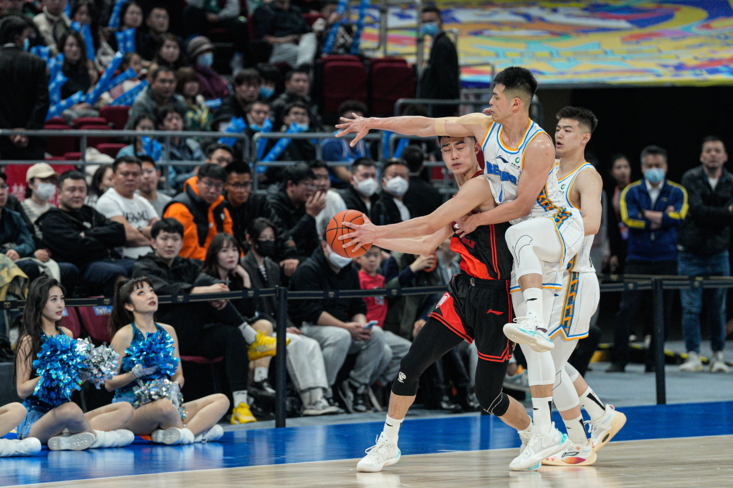 关于篮球联赛竞争激烈,胜负难辨的信息 关于篮球联赛竞争激烈,胜负难辨的信息