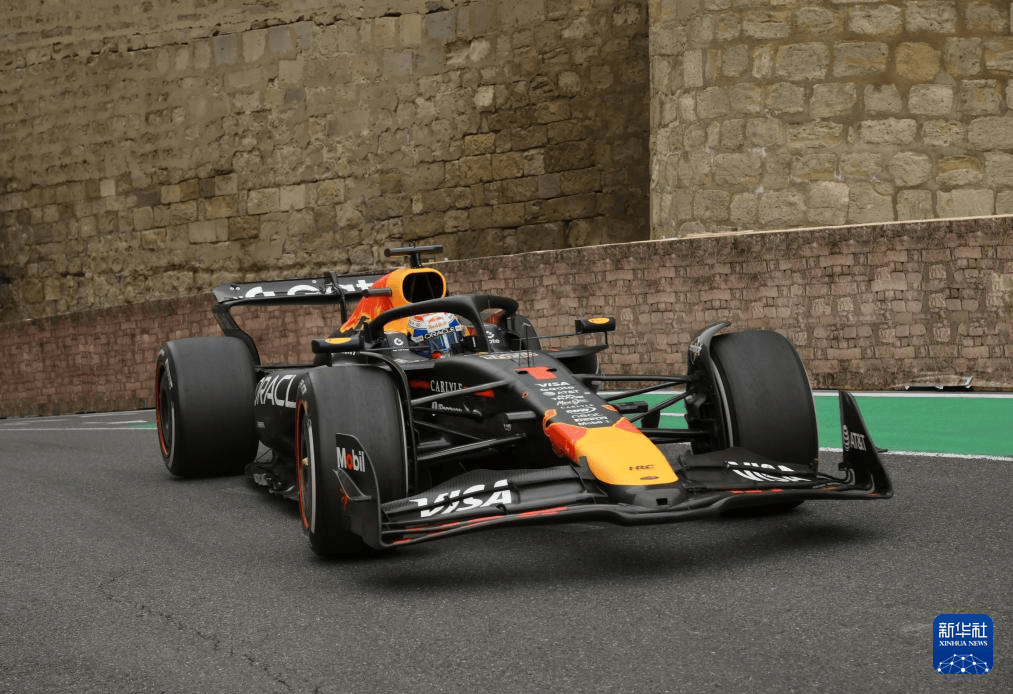 关于红牛二队力克梅赛德斯，塞恩斯点燃赛场的信息